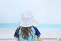 Los niños del espacio en blanco de la nadada agitan la playa del casquillo del algodón que los niños ultravioleta del verano juegan los sombreros Upf 50+