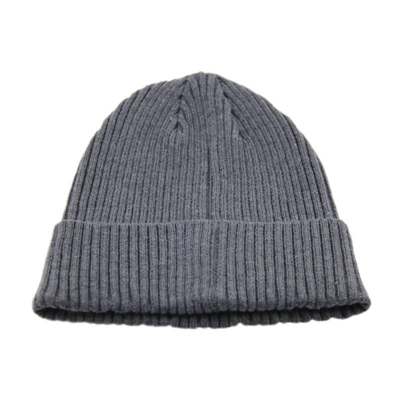 Sombrero de gorro de punto gris con esposas con logotipo de parche de cuero