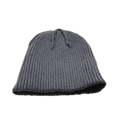 Sombrero de gorro de punto gris con esposas con logotipo de parche de cuero
