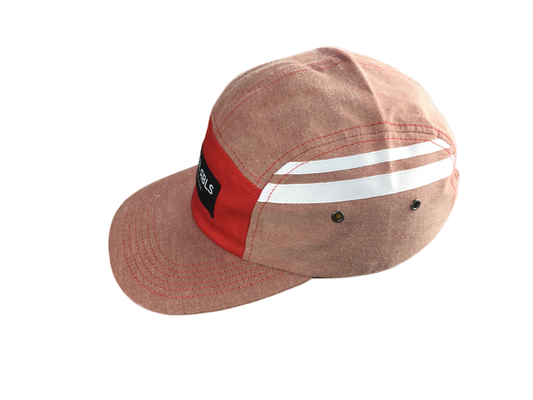 Capa de campamento de 5 paneles con visor de PU plano y logotipo de etiqueta tejida